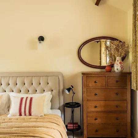 Yew Tree: Historic Georgian Farmhouse,